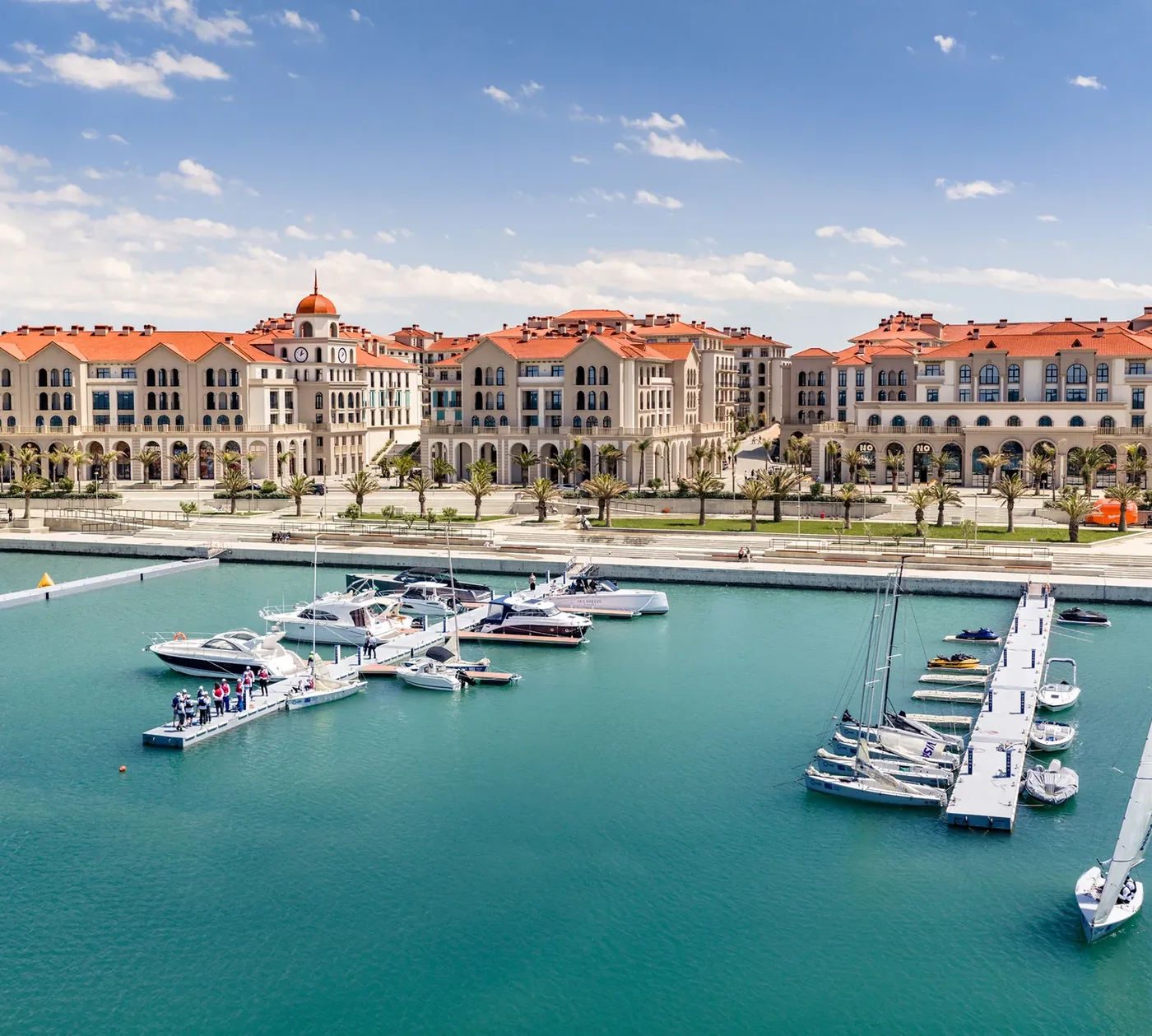 Гавань и Marina Village — ближайший готовый квартал, около 640 м к северу от метки