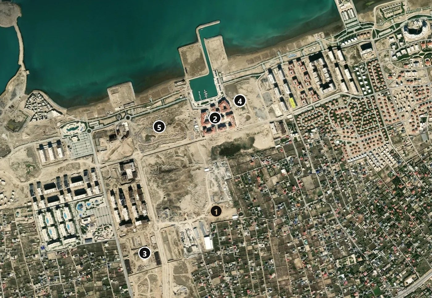 1 — метка Deluxe Residence, 2 — Marina Village, 3 — Park Lane, 4 — Marina Bay, 5 — Palazzo Di Roma; вверху — берег и гавань яхт-клуба